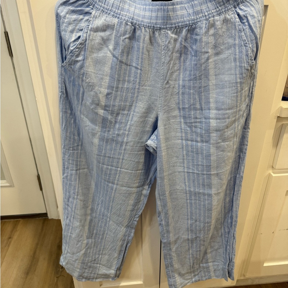 Women’s small beachy style pants.